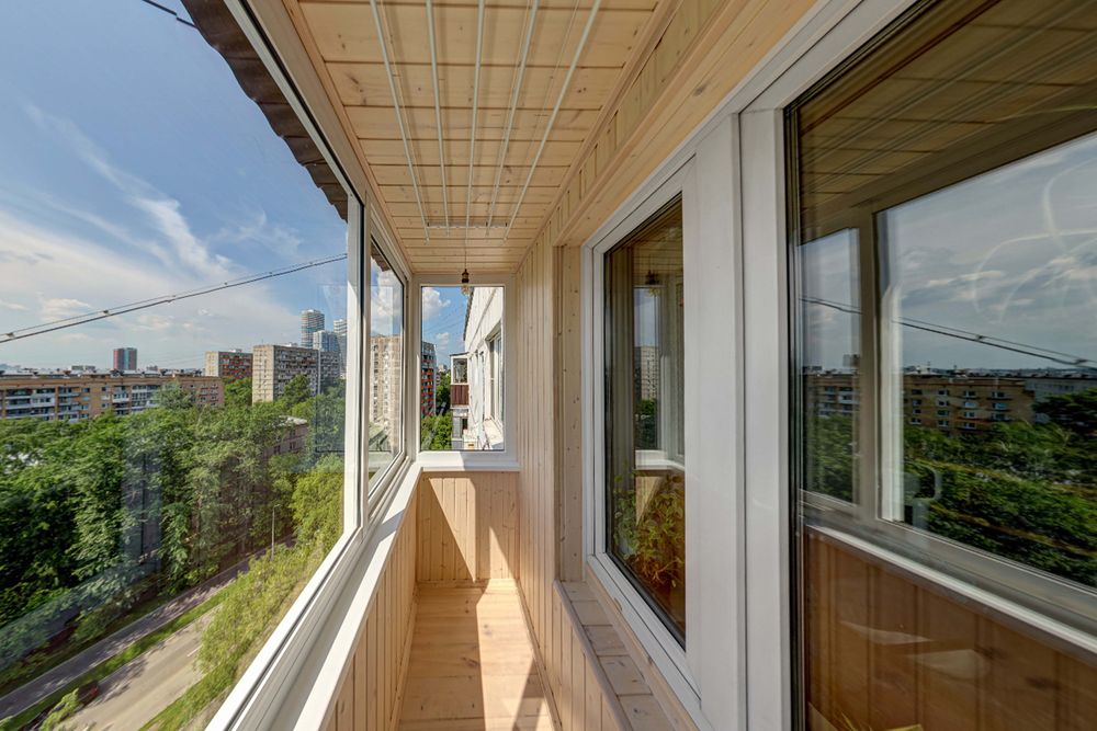 Остекление балкона с монтажом крыши и внешней отделкой