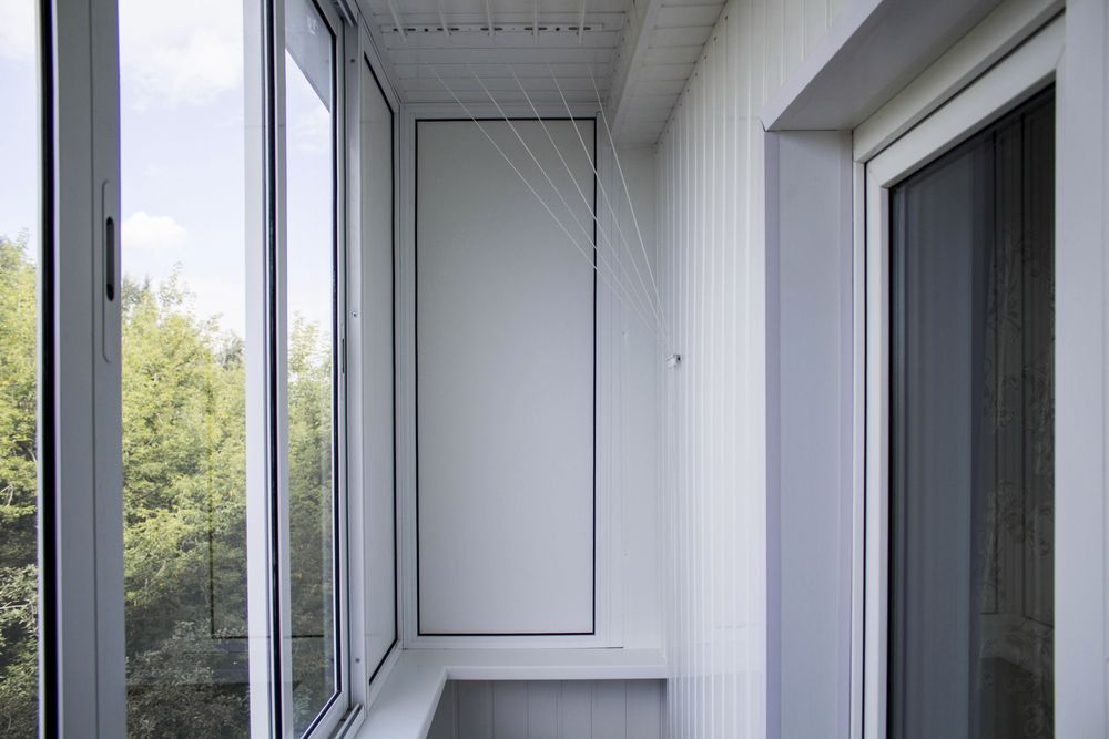 Холодное пластиковое окно. Остекление лоджий алюминиевым профилем. Пластиковый балкон. Застекленный балкон.